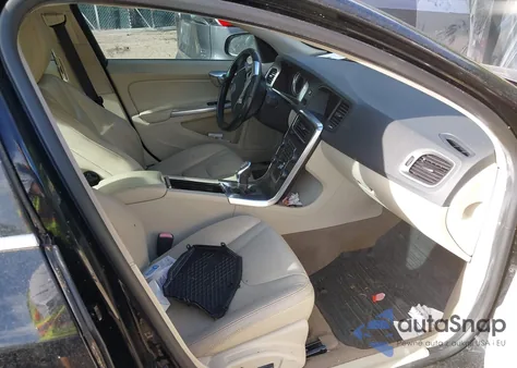 2013 Volvo S60 T5/T5 Platinum/T5 Premier/T5 Premier Plus z USA, uszkodzony, nr VIN YV1612FS7D2186510